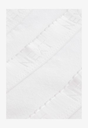 Witte stof met een subtiele textuur, met een band waarop het woord "NEXT" in een herhalend patroon is geembosteerd langs de lengte.