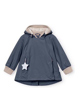 Kinder-Regenmantel in Marineblau mit Kapuze, beigen, gerippten Bündchen und Futter, Fronttaschen und sternförmigem Reißverschlussanhänger auf weißem Hintergrund.