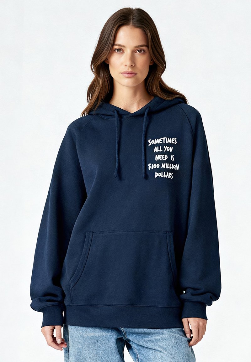 Sweat à capuche bleu marine avec une poche kangourou, arborant un texte blanc indiquant "Parfois, tout ce dont vous avez besoin, c'est de 100 millions de dollars", coupe décontractée.
