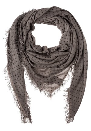 Szary trójkątny szal z małymi czarnymi kropkami i postrzępionymi brzegami, luźno złożony z dwoma długimi końcami zwisającymi w dół.