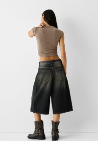 Bershka Farkkushortsit - black