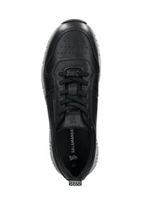 Baskets en cuir noir avec fermeture à lacets, design de bout perforé, semelle en caoutchouc et accents gris contrastants. Logo sur la semelle intérieure.