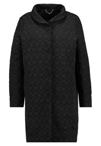 Sort quiltet jakke med høj krave, lukning med knapper foran og tekstureret mønster. Lange ærmer med diskrete detaljer.