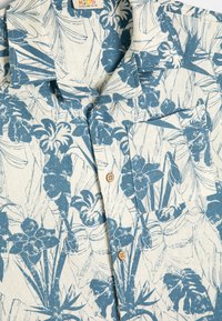 Korte mouwen, button-down overhemd in beige met een blauw bloemenpatroon. Beschikt over een zak en een standaard kraag, gemaakt van lichte stof.