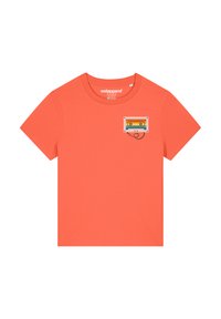 Korallefarbene T-Shirt aus weicher Baumwolle mit rundem Ausschnitt, das auf der linken Brust eine kleine bedruckte Kassettengrafik in Orange, Gelb und Schwarz zeigt.