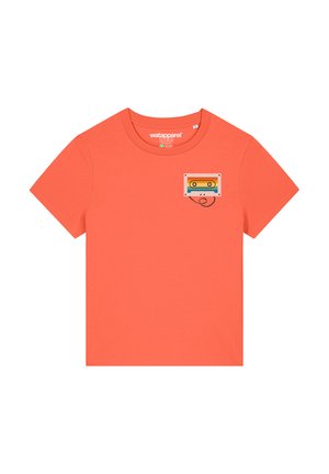 T-shirt corail en coton doux avec un col rond, arborant un petit graphique de cassette imprimé en orange, jaune et noir sur la poitrine gauche.