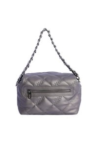 Bolso de mano de cuero acolchado en gris con un bolsillo delantero con cremallera y una correa de cadena plateada entrelazada con cuero negro.