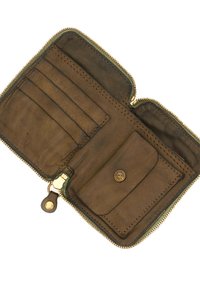Portafoglio marrone in pelle con cerniera, dotato di molteplici scomparti per carte, una tasca per monete e un dettaglio con logo. Texture liscia con cuciture discrete.