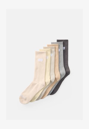 Set di sei paia di calzini a costine in diverse tonalità: beige, crema, grigio chiaro, marrone chiaro, grigio scuro e antracite, con accenti di logo bianco.