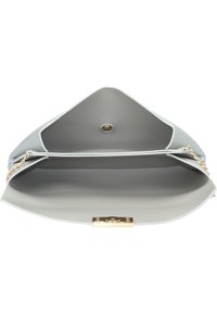 Jasnoszara kopertówka o gładkim, matowym wykończeniu. Posiada złote magnetyczne zatrzaski oraz łańcuszkowy pasek. Wnętrze jest przestronne i wyściełane.