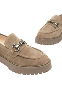 Mocassini in suede marrone con suola piatta chunky e dettagli decorativi in catena metallica sulla tomaia. Texture liscia con cuciture decorative.