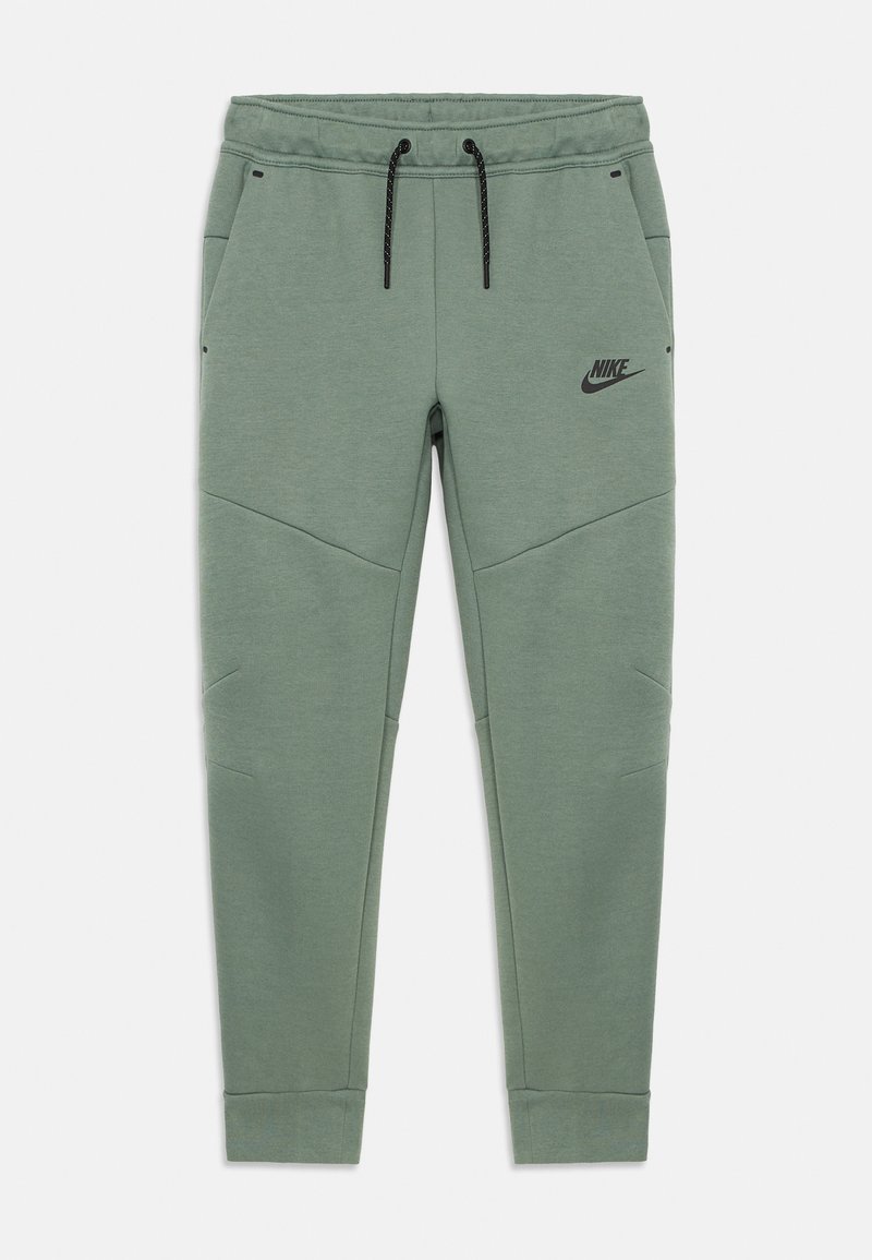 Nike sporta bikses olīvu zaļā krāsā. Izgatavotas no mīksta auduma, ar auklu jostu, sānu kabatām un melnu logo uz priekšas.