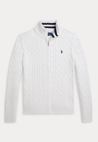 Weißer Kabelstrick-Zip-Pullover mit gerippten Bündchen und Kragen, gestreiftem Innenkragen und kleinem gesticktem Logo auf der linken Brust.