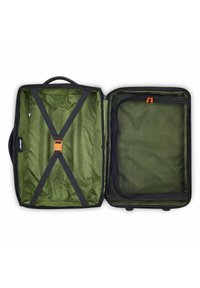 Valise noire avec un intérieur ouvert présentant une doublure texturée verte, des détails de zip orange et des sangles croisées pour sécuriser les objets.