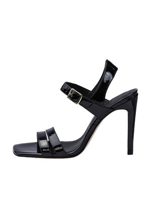 Sandalo con tacco alto in vernice nera con tre cinturini, uno regolabile con fibbia dorata, e tacco a spillo sottile.