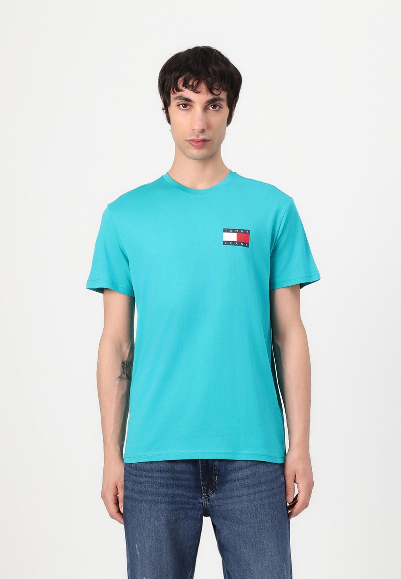 Tommy Jeans - SLIM ESSENTIAL FLAG TEE - T-shirts print - hawaiian turquoise, Forstør