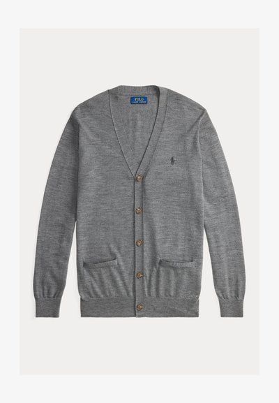 Cardigã cinza com decote em V e sete botões de madeira na frente. Tem dois bolsos frontais e um pequeno logótipo no lado esquerdo do peito.