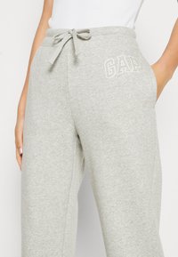 GAP HERITAGE JOGGER - Joggebukse - light heather grey
