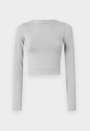 Lys grå cropped langærmet top lavet af et strækmateriale, med en enkel rund halsudskæring og en glat tekstur.
