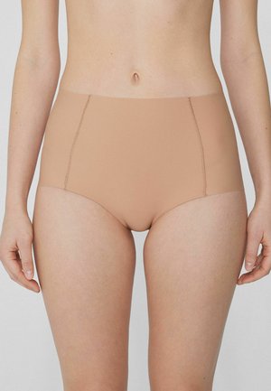 Culotte taille haute beige en tissu lisse, avec un design sans coutures et des détails de couture subtils, offrant une couverture intégrale.