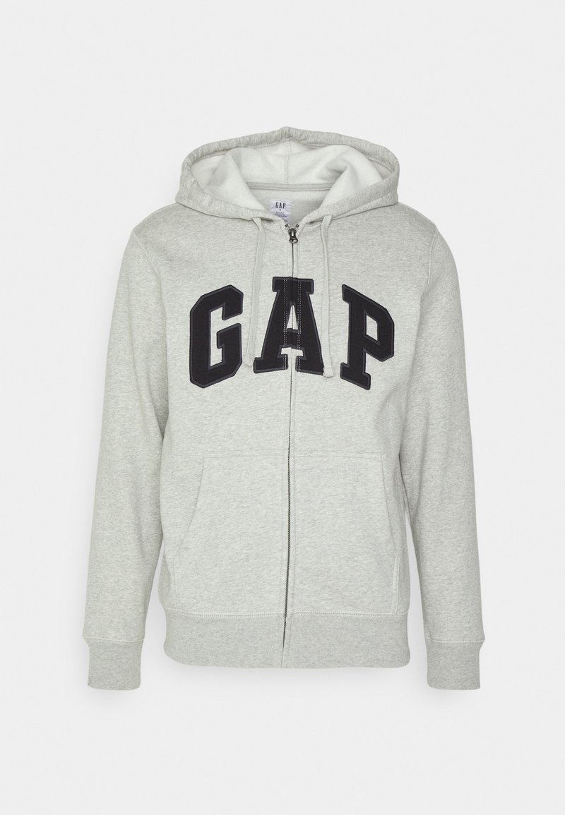 Felpa grigia con zip e cappuccio, che presenta un grande logo nero "GAP" sul davanti, tasche a marsupio e polsini e orlo in costina.