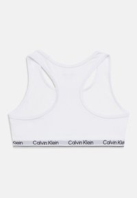Λευκό αθλητικό μπουστάκι με racerback και λάστιχο με λογότυπο Calvin Klein στη βάση, εμφανιζόμενο από την πίσω πλευρά.