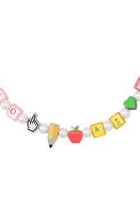 Collana di perline colorate con perline rosa e bianche, insieme a ciondoli a forma di matita, mela, cuore e lettere.