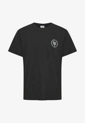 Juodas medvilnės marškinėliai su trumpomis rankovėmis ir apvaliu iškirpimu. Dėlionėje kairėje krūtinės pusėje pateikiama balta grafika su tekstu ir gėlių motyvais.