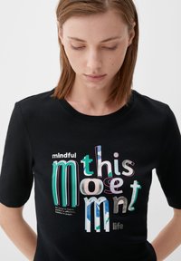 s.Oliver MIT FRONTPRINT - T-shirt z nadrukiem