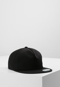 Zwarte baseballcap van gladde stof, met een stijve klep, ronde bovenkant en een maatlabel aan de binnenkant. Eenvoudig en gestructureerd ontwerp.