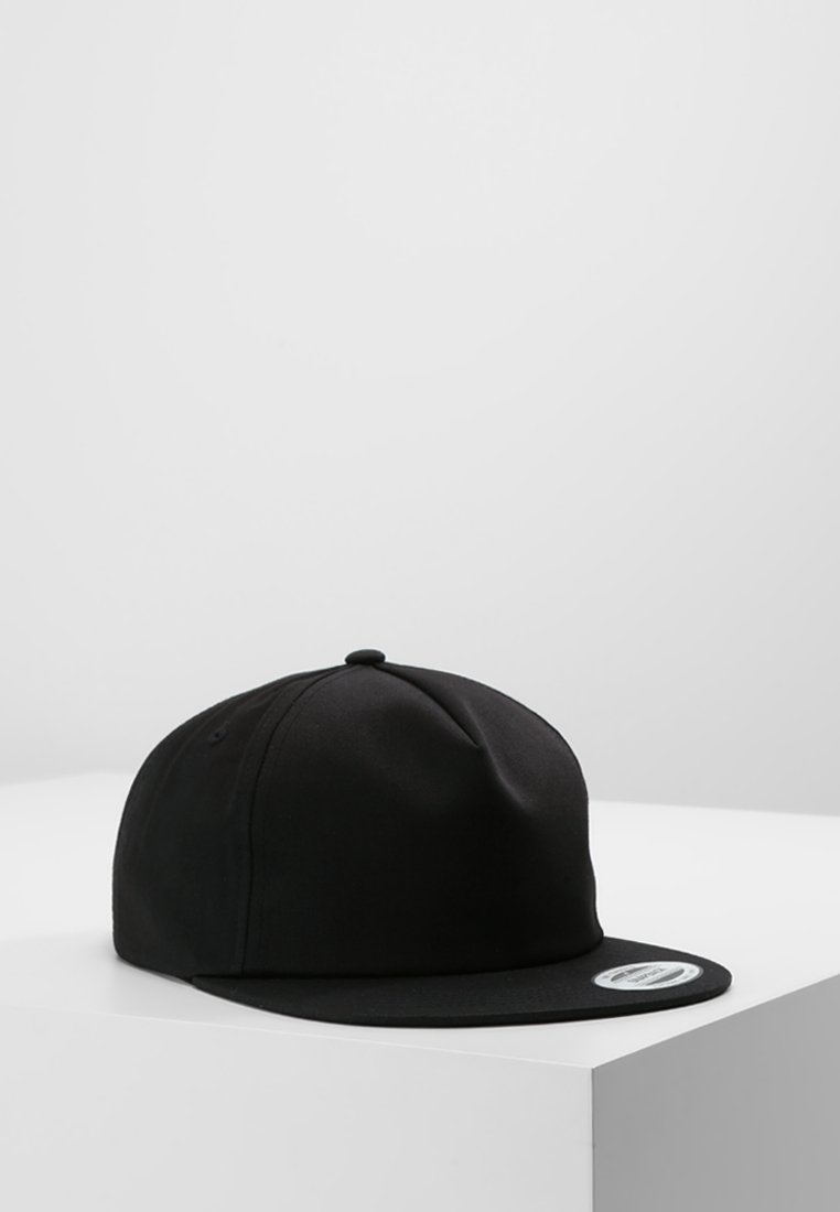 Zwarte baseballcap van gladde stof, met een stijve klep, ronde bovenkant en een maatlabel aan de binnenkant. Eenvoudig en gestructureerd ontwerp.
