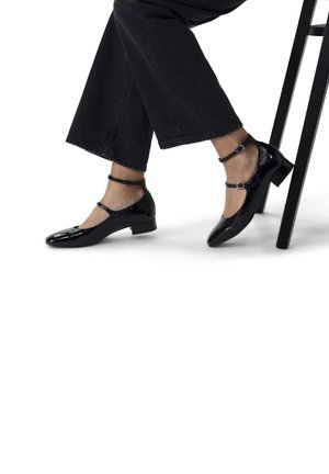 Zwarte gepatineerde leren Mary Jane-schoenen met een lage blokhak, voorzien van een ronde neus en twee verstelbare enkelbandjes.