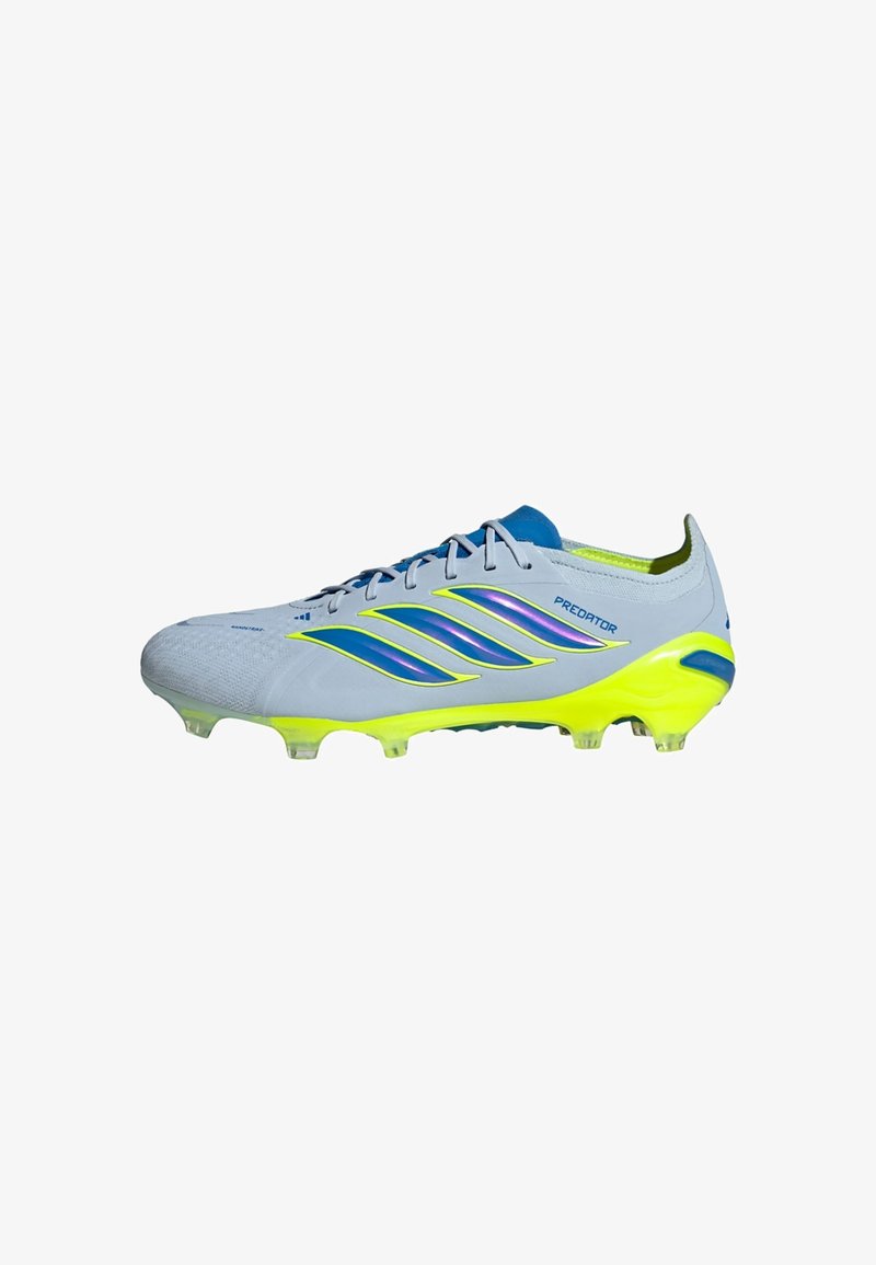 Chaussure de football Adidas Predator gris clair avec des accents bleus et jaune néon et une semelle cloutée pour jeu en plein air.