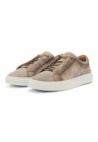Sneaker beige in suede con una texture liscia, dotate di una spessa suola in gomma bianca, accenti metallici e lacci a contrasto. Design con punta arrotondata.