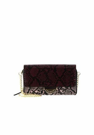 Sac Valentino rectangulaire marron bordeaux et beige à motif peau de serpent, avec bandoulière en chaîne dorée et logo circulaire en or sur le rabat avant.