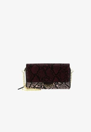 Sac Valentino rectangulaire marron bordeaux et beige à motif peau de serpent, avec bandoulière en chaîne dorée et logo circulaire en or sur le rabat avant.