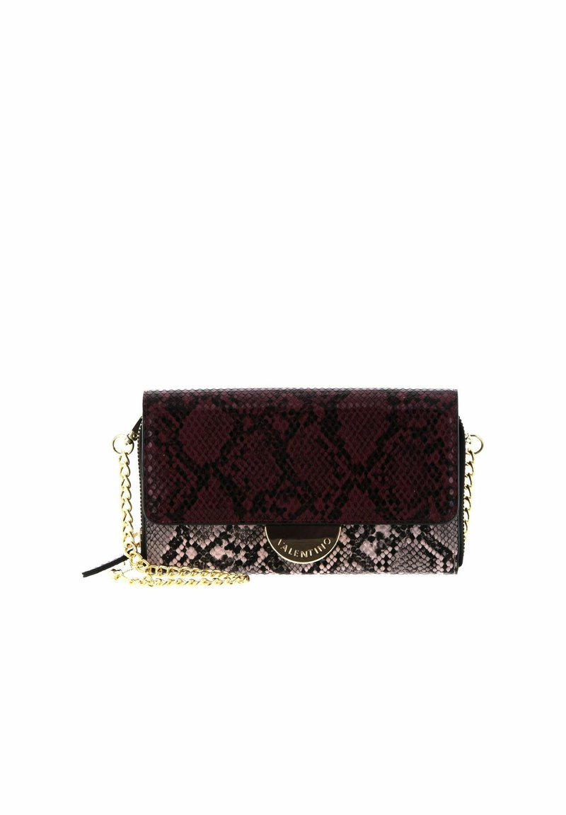 Sac Valentino rectangulaire marron bordeaux et beige à motif peau de serpent, avec bandoulière en chaîne dorée et logo circulaire en or sur le rabat avant.