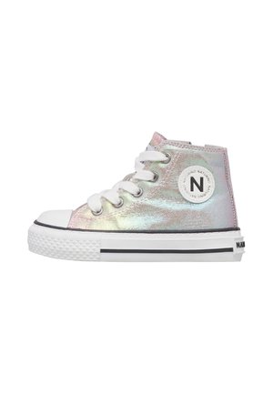 Sneaker high-top con tomaia iridescente lucida, lacci bianchi, puntale in gomma, suola bianca spessa con striscia nera e patch logo circolare sul lato.
