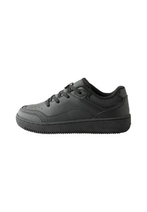 Zwarte laag sneaker met veters aan de voorkant, gestructureerde zool, gevoerde kraag en gestikte details op gladde en mesh panelen.
