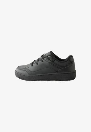 Czarny niski sneaker z sznurowaniem z przodu, teksturowaną podeszwą, wyściełanym kołnierzem i przeszyciami na gładkich i siateczkowych panelach.