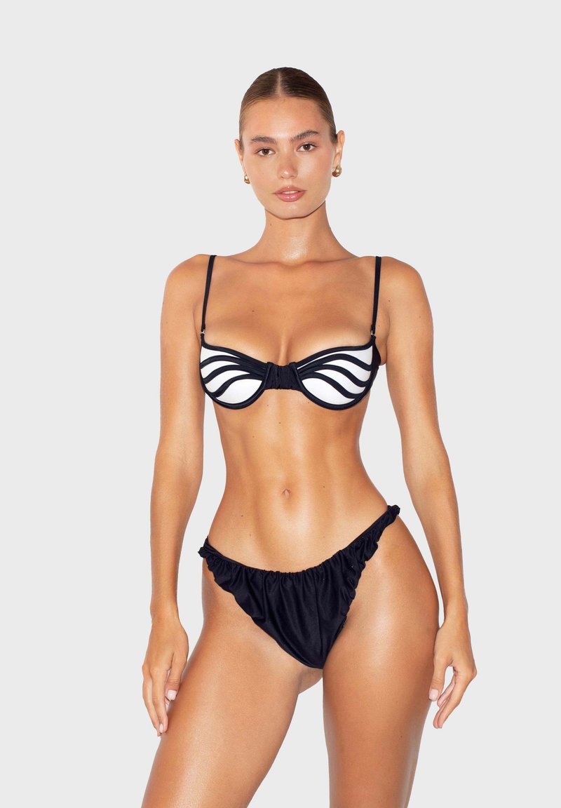 Czarny i biały bikini z usztywnionym, podszewkowym topem i falbaniastymi czarnymi dolnymi częściami. Regulowane ramiączka i gładka tekstura poprawiają dopasowanie.