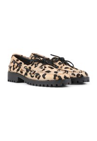 Leopard-Print Schnürschuhe aus strukturiertem, tanfarbenem Stoff mit schwarzen Flecken, ausgestattet mit einer klobigen schwarzen Gummisohle und schwarzen Schnürsenkeln.