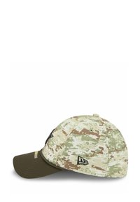 Camouflage-Muster Mütze in Grün, Tan und Braun. Verfügt über einen gebogenen Schirm und ein gesticktes Logo an der Seite. Der Stoff ist strukturiert.