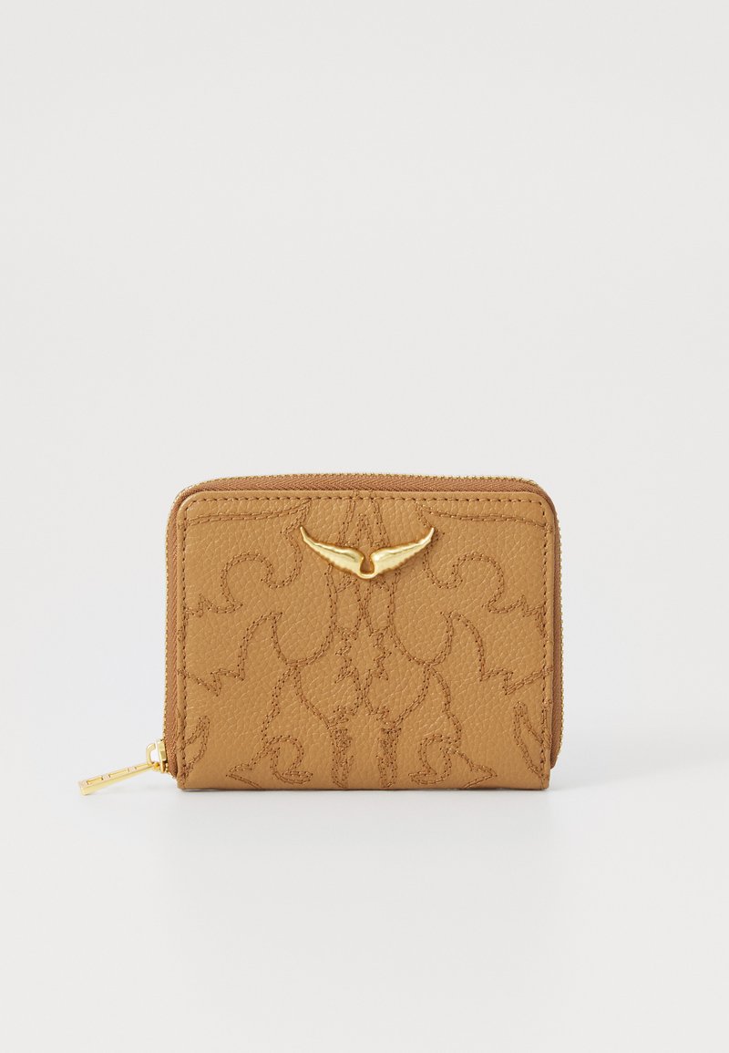 Tanfarbener Lederbrieftaschen mit geprägtem, schwungvollem Muster, goldfarbener Hardware, Reißverschluss und dekorativem, flügelähnlichem Akzent auf der Vorderseite.