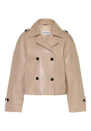 Beige kortlæder jakke med dobbeltradede knapper, brede reversible kraver, sorte knapper, skulderklapper og manchetstropper.