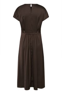Robe midi en satin marron foncé avec manches courtes, taille froncée et fente en forme d'œillet au dos avec fermeture à bouton.