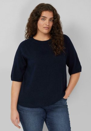 Marineblaues Strickpullover mit kurzen Ärmeln, rundem Halsausschnitt und lässigem Schnitt. Weiche Textur, mit einem dezenten Saum, der leicht nach oben verläuft.