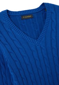 Blauwe kabelgebreide V-hals trui met geribde kraag en een zwart-geel Piombo merklabel aan de binnenkant van de hals.