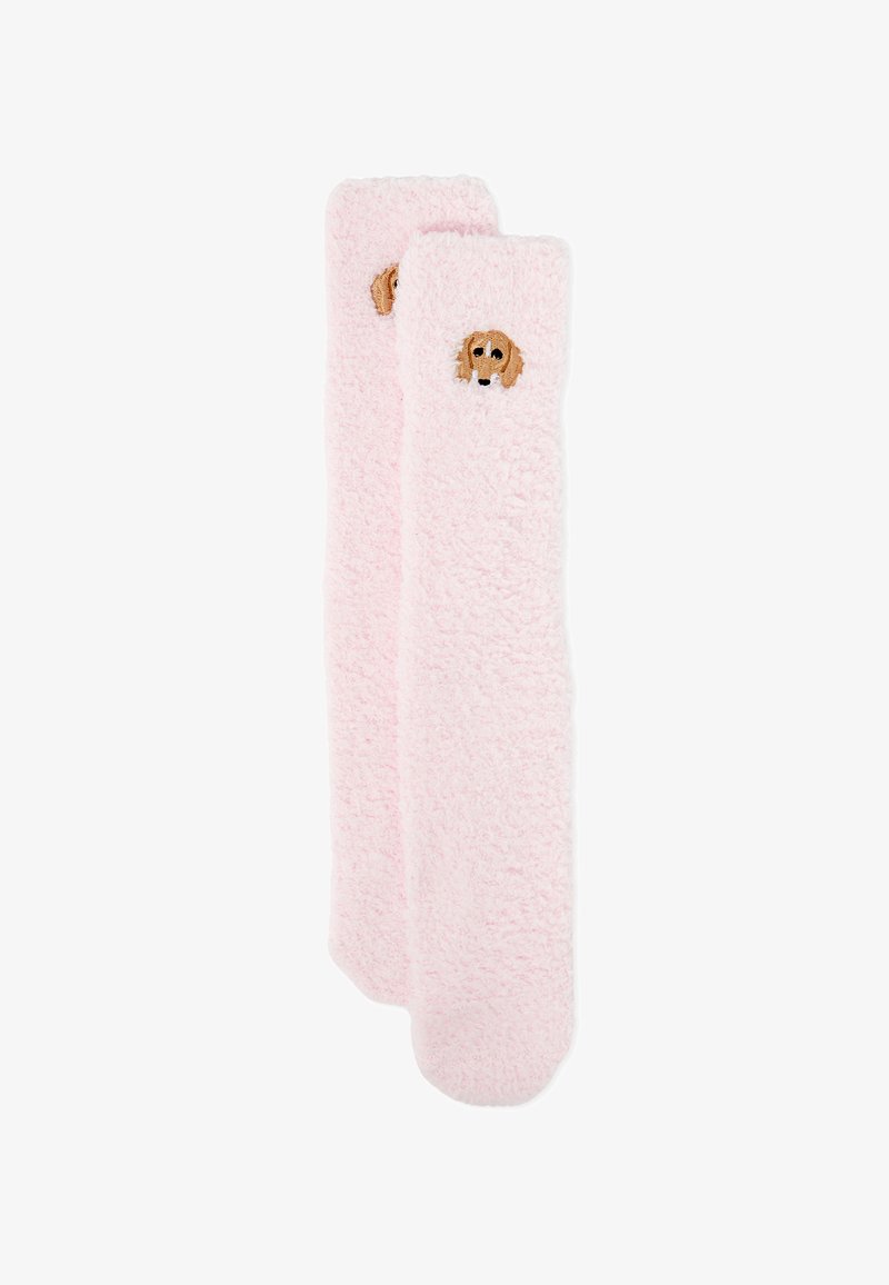 Rosa kuschelige Socken aus weichem Stoff, mit einem bestickten braunen Hundegesicht am Bündchen. Abgerundete Form ohne Muster oder zusätzliche Akzente.