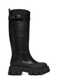 Čierne kožené čižmy nad kolená s robustnou gumovou podrážkou s ryhovanými detailmi a ozdobnou prackou v hornej časti.